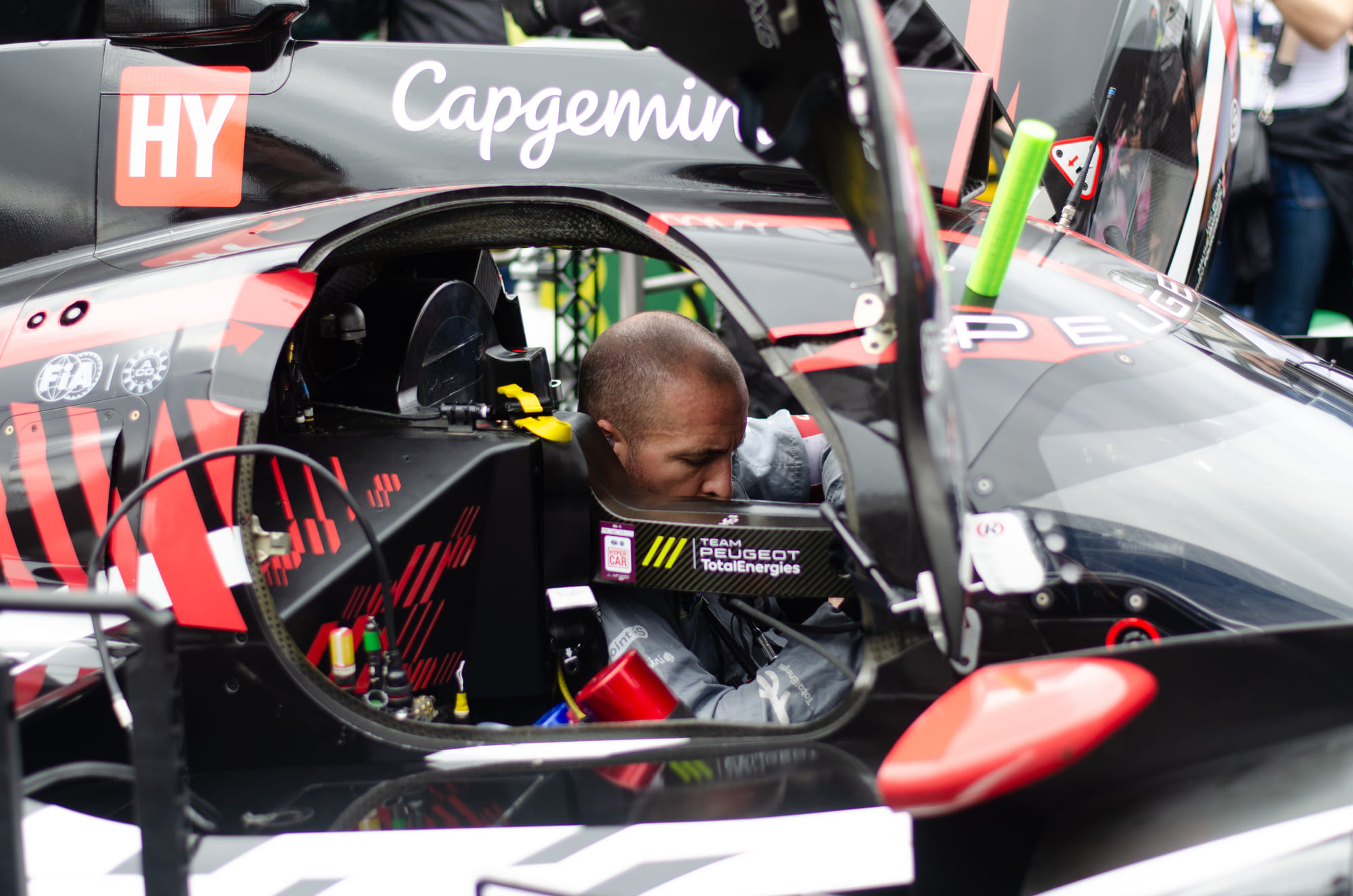 Mecânico debruçado no cockpit do Peugeot 9X8 #93 da Team Peugeot TotalEnergies, da classe Hypercar, durante o grid walk no WEC 6 Horas de São Paulo 2026, em Interlagos