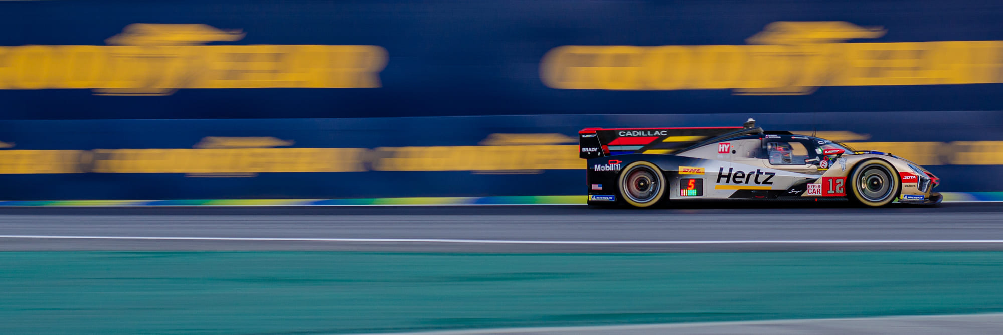 Cadillac V-Series.R #12 da Cadillac Hertz Team Jota, da classe Hypercar, em velocidade com os painéis Goodyear varridos ao fundo, pilotado por Alex Lynn, Will Stevens e Norman Nato no WEC 6 Horas de São Paulo 2026, em Interlagos