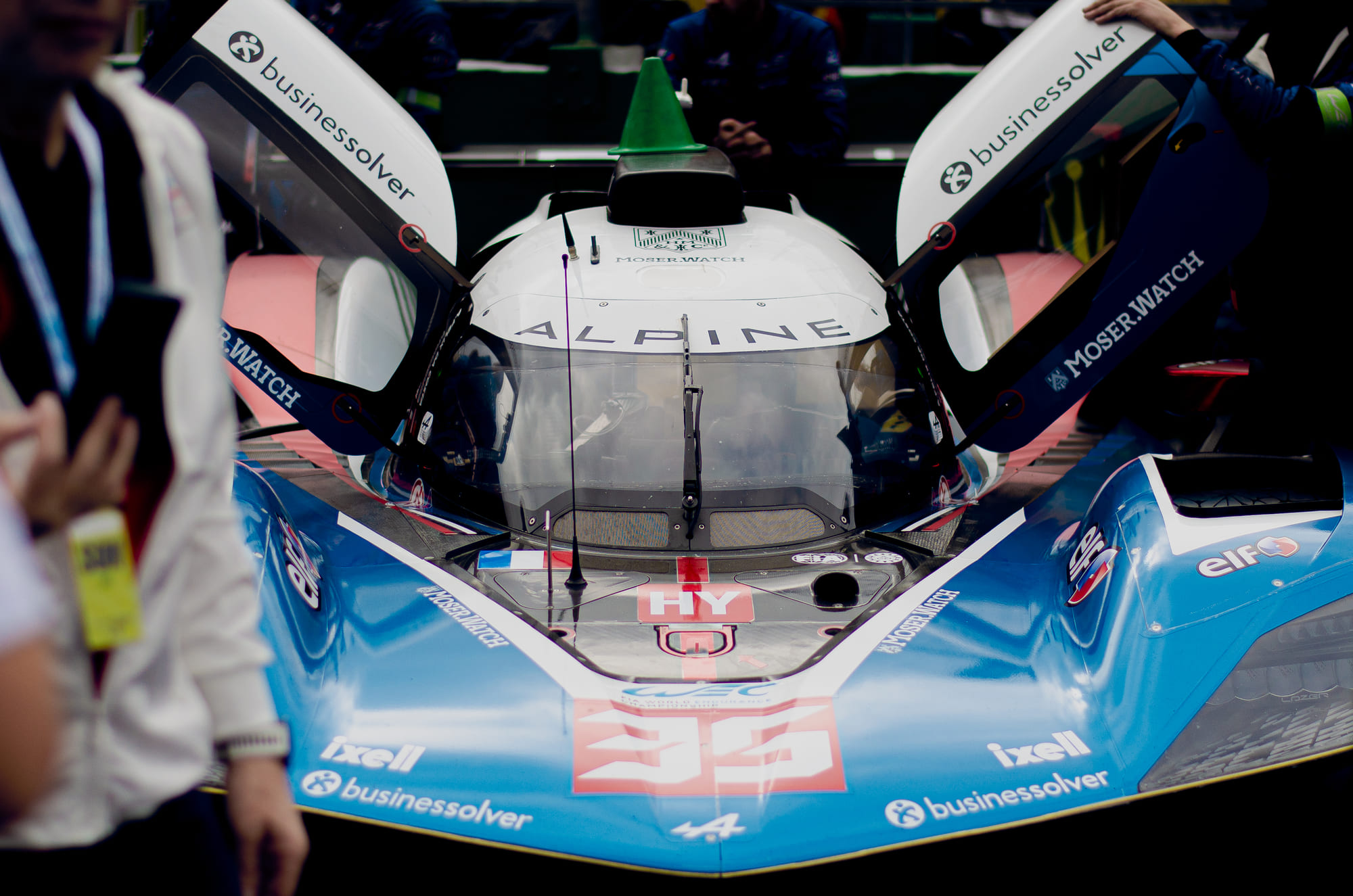 Alpine A424 #35 da Alpine Endurance Team, da classe Hypercar, de frente no box com as portas abertas durante o grid walk no WEC 6 Horas de São Paulo 2026, em Interlagos