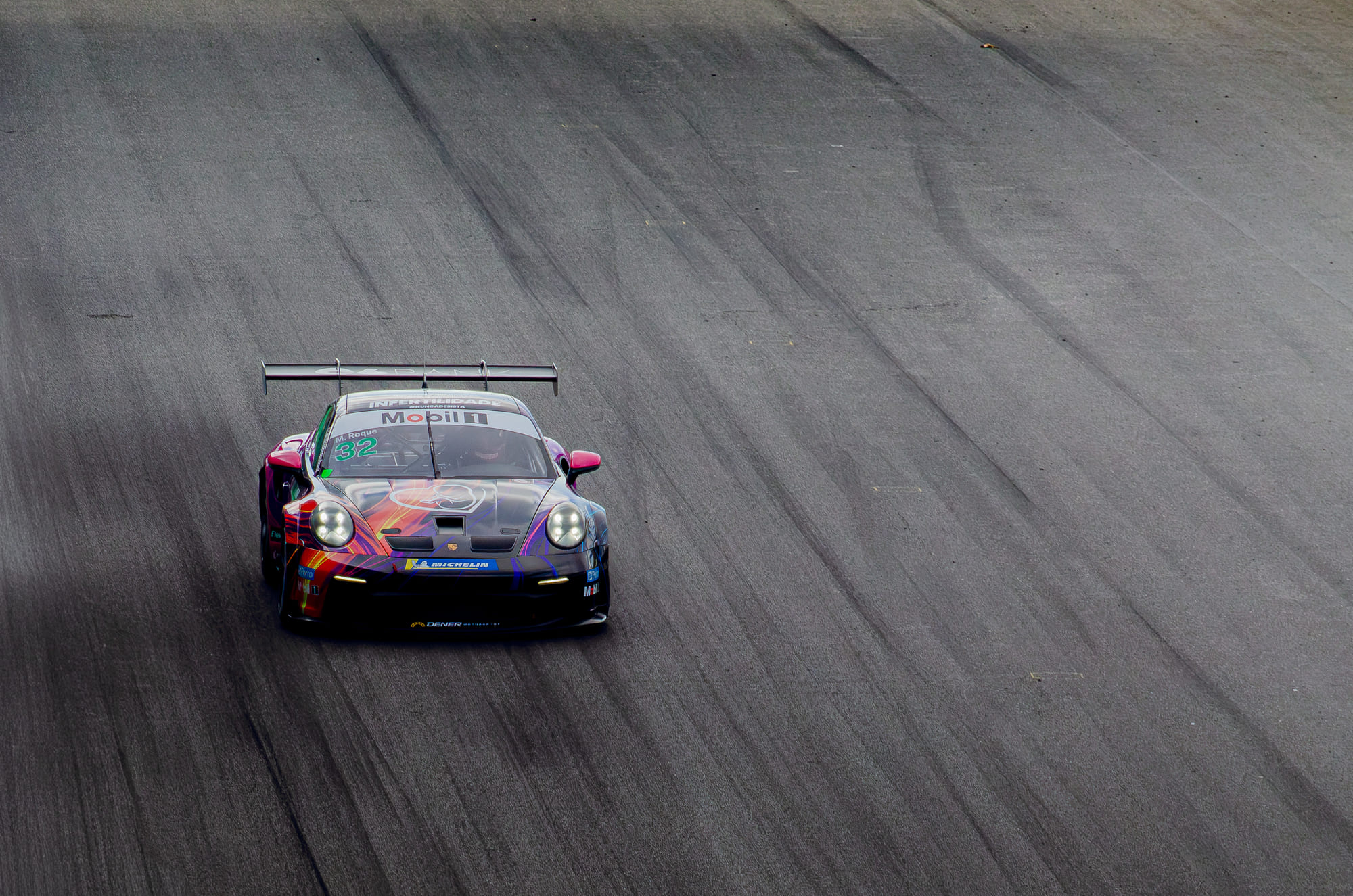 Porsche 911 GT3 Cup #32 de Matheus Roque, da classe Challenge Sport, de frente e sozinho na extensão cinza do asfalto na Porsche Cup Brasil 2026 - Etapa 7, em Interlagos