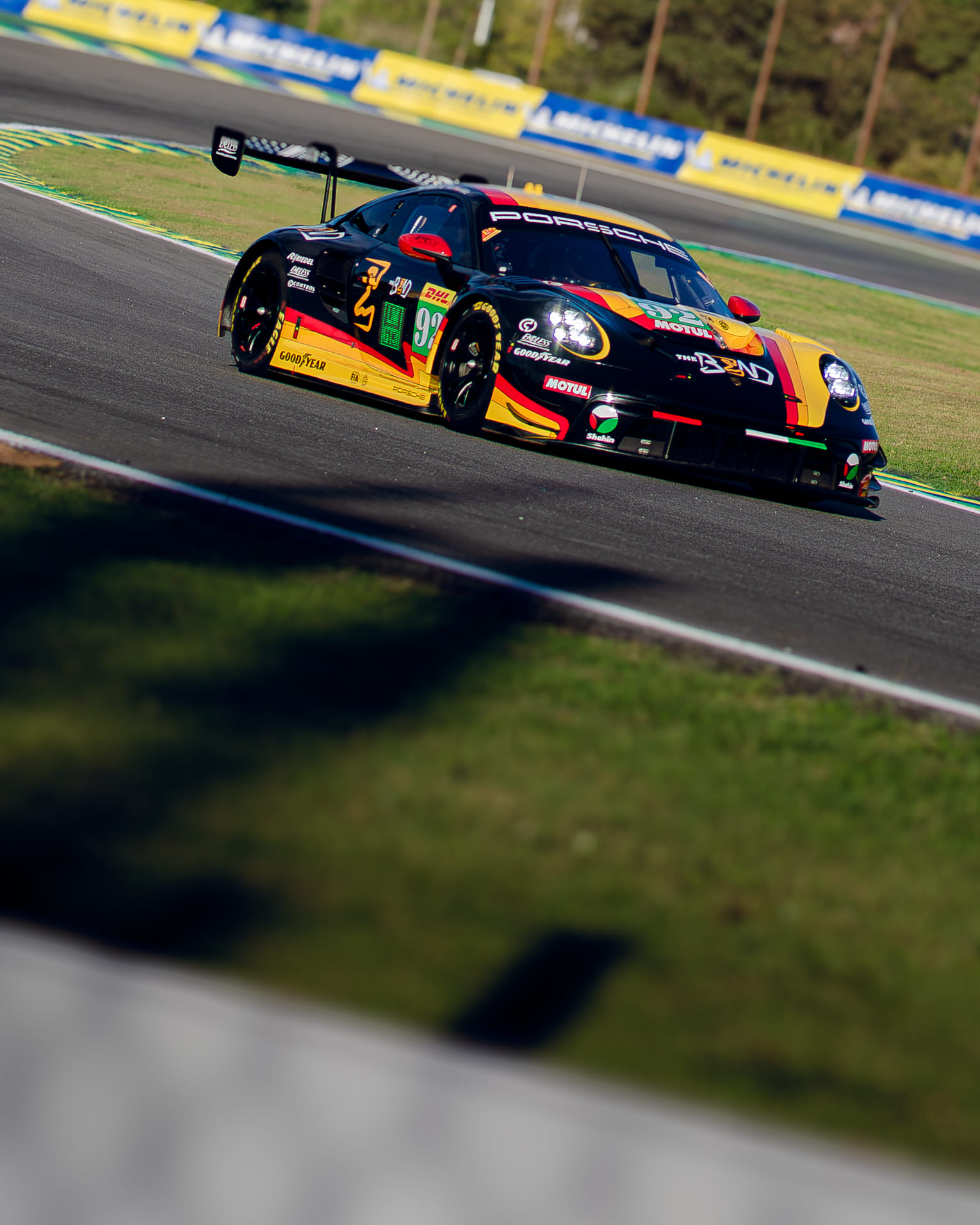Porsche 911 GT3 R #92 da The Bend Manthey, da classe LMGT3, pilotado por Yasser Shahin, Riccardo Pera e Richard Lietz, em velocidade além de um primeiro plano desfocado no WEC 6 Horas de São Paulo 2026, em Interlagos